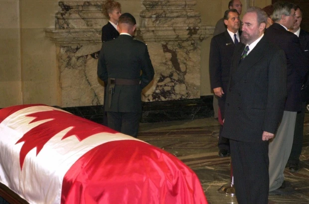 Chủ tịch Fidel Castro viếng Thủ tướng Pierre Trudeau tại Canada ngày 2-10-2000.