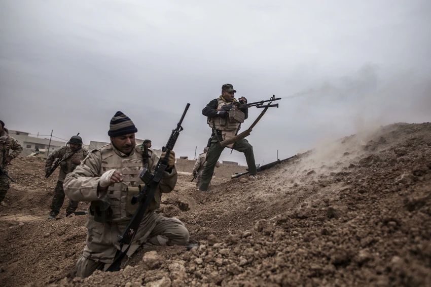 Lính Iraq giao tranh với IS ở làng Al-Qasr, cách làng Mosul ngày 30-11.