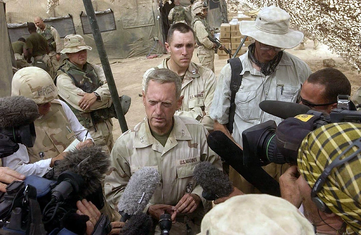Tướng James N. Mattis (giữa) nói rằng Mỹ thiếu một chính sách toàn diện về Trung Đông. 