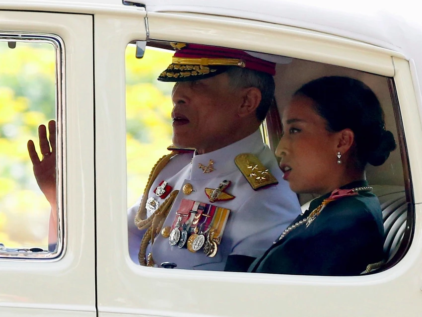 Tân Quốc vương Thái Lan Maha Vajiralongkorn Bodindradebayavarangkun (trái) trên xe ra khỏi Hoàng cung ở Bangkok (Thái Lan) ngày 2-12. Ảnh: REUTERS 
