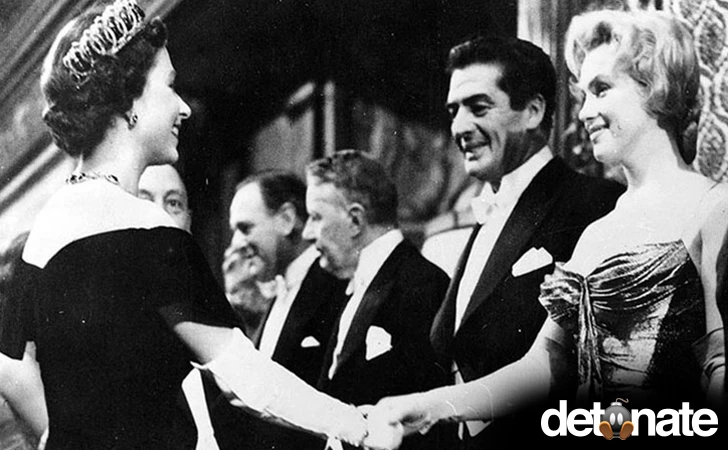 Cuộc gặp gỡ giữa Nữ hoàng Elizabeth (trái) và nữ diễn viên Mỹ Marilyn Monroe 