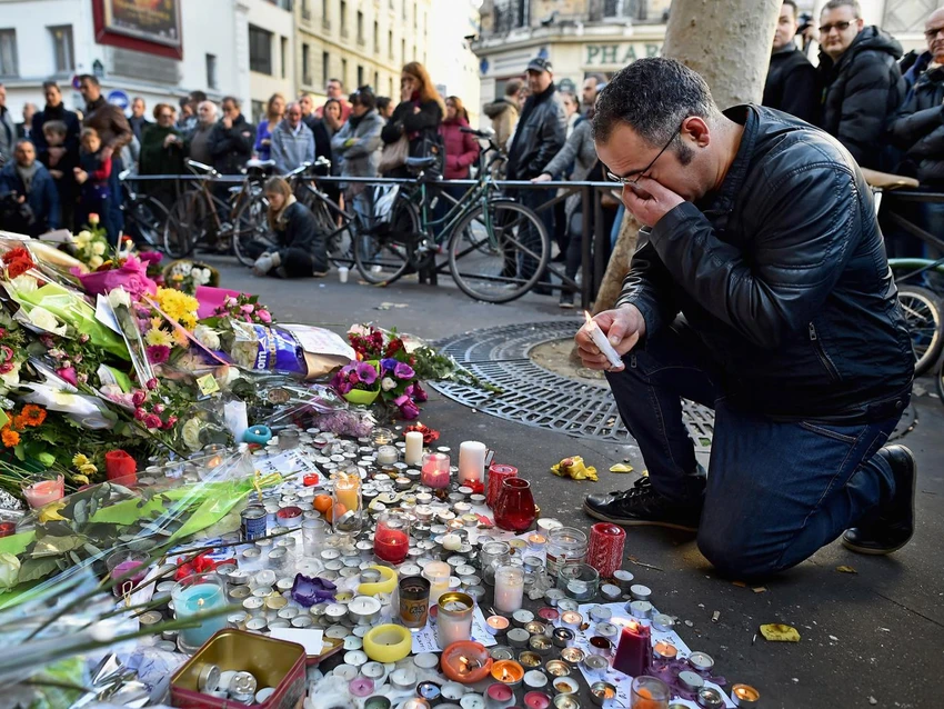 Tiếc thương nạn nhân vụ khủng bố Paris tháng 11-2015