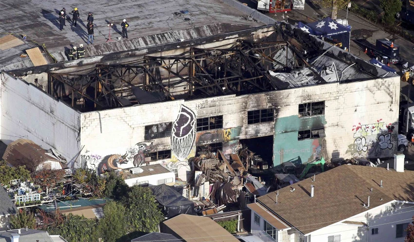 Tòa nhà Oakland Ghost Ship sau vụ cháy khủng khiếp khuya 2-12. 