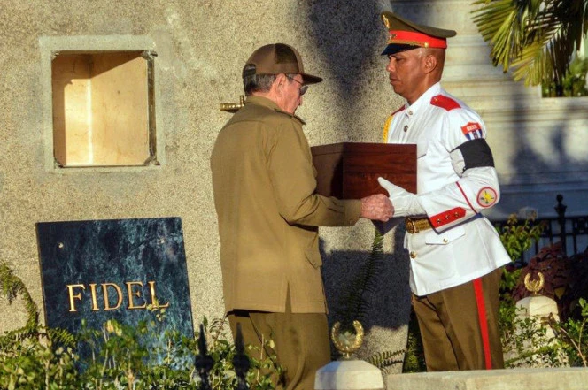 Chủ tịch Raul Castro nhận di cốt anh trai từ vệ binh danh dự chuẩn bị an táng. 