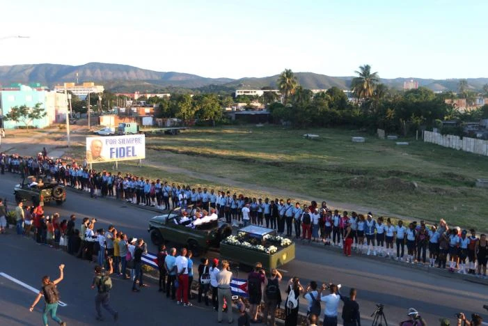 Người dân Santiago de Cuba tiễn biệt Chủ tịch Fidel ngày 4-12. 