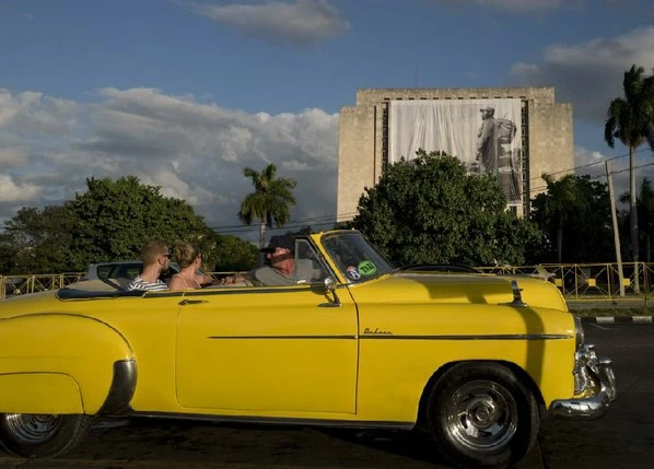Du khách dạo đường phố Havana trên chiếc xe cổ Oldsmobile sản xuất từ thập niên 1950.