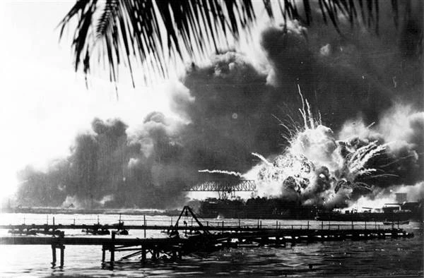 Tàu khu trục USS Shaw của Mỹ ở Trân Châu Cảng phát nổ vì trúng bom từ máy bay Nhật ném xuống ngày 7-12-1941. Ảnh: GETTY IMAGES