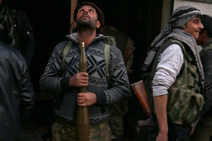Phe nổi dậy tại đông Aleppo. Ảnh: REUTERS 