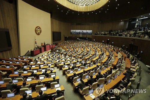Quốc hội Hàn Quốc trong cuộc họp bỏ phiếu đề nghị luận tội Tổng thống Park Geun-hye ngày 9-12. Ảnh: YONHAP 