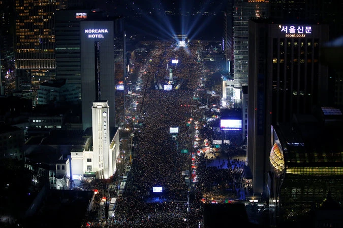 Khoảng 1,7 triệu người biểu tình ở Seoul ngày 3-12 yêu cầu bà Park từ chức. Ảnh: REUTERS