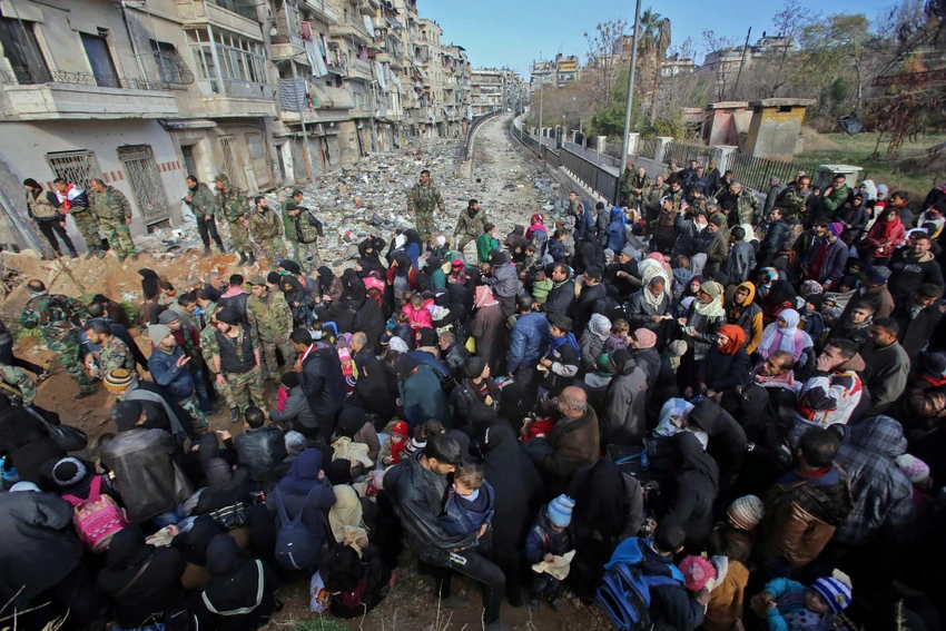 Người dân tập trung sơ tán khỏi đông Aleppo ngày 8-12. Ảnh: GETTY IMAGES