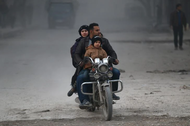 Người dân chạy sâu vào trong khu vực phe nổi dậy kiểm soát ở Aleppo ngày 9-12. Ảnh: REUTERS 