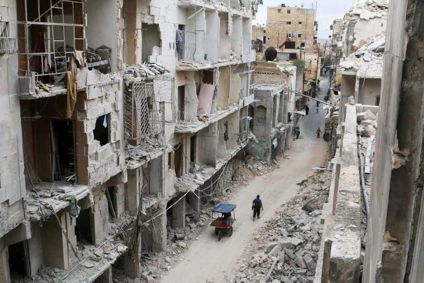 gười dân bên cạnh những căn nhà đổ nát vì chiến tranh ở Old City (Aleppo) ngày 5-5. 