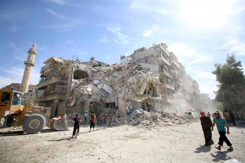 Người dân tại một khu vực đổ nát ở quận al-Qaterrji (Aleppo) ngày 17-10.