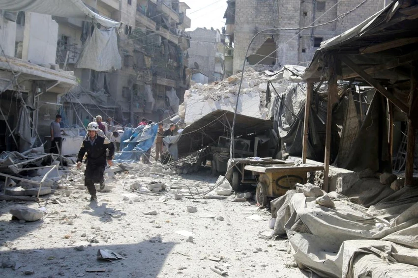 Nhân viên bảo vệ công dân tại một ngôi chợ ở quận al-Fardous (Aleppo) bị không kích ngày 17-10. 