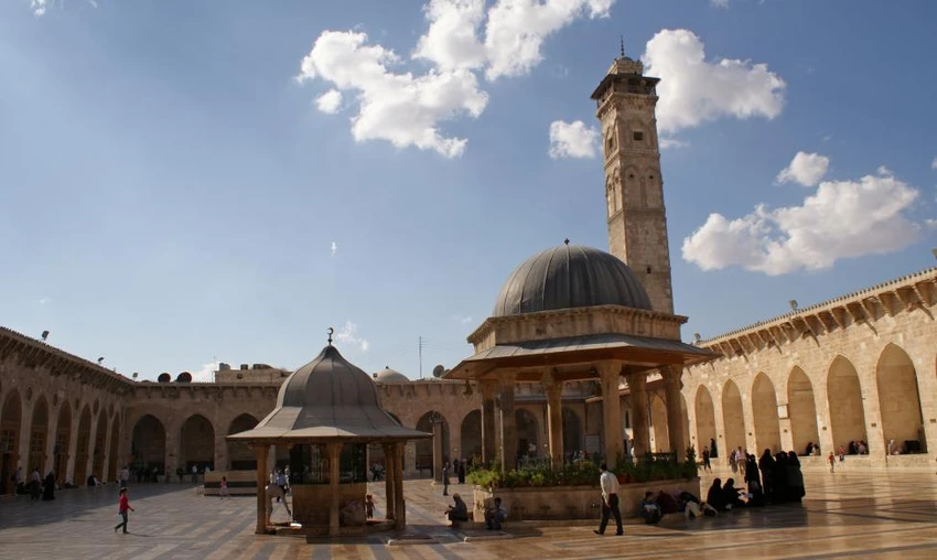 Du khách trong đền thờ Umayyah ở Aleppo ngày 6-10-2010