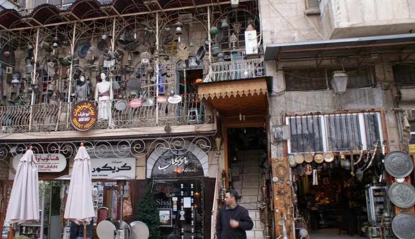 Bên ngoài một cửa hàng đồ cổ ở quận al-Jdeideh tại Old City ở Aleppo ngày 12-12-2009. 