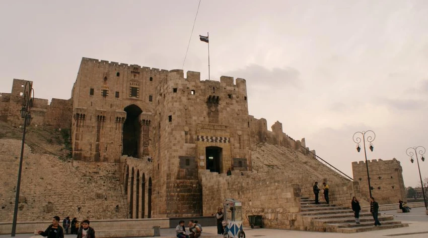 Du khách bên ngoài khu vực tháp cổ của Aleppo ngày 11-12-2009.