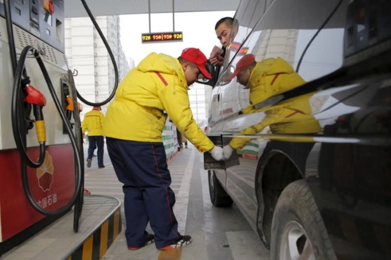 Một cây xăng tại Bắc Kinh (Trung Quốc). Giá dầu đang trên đà tăng. Ảnh: REUTERS 