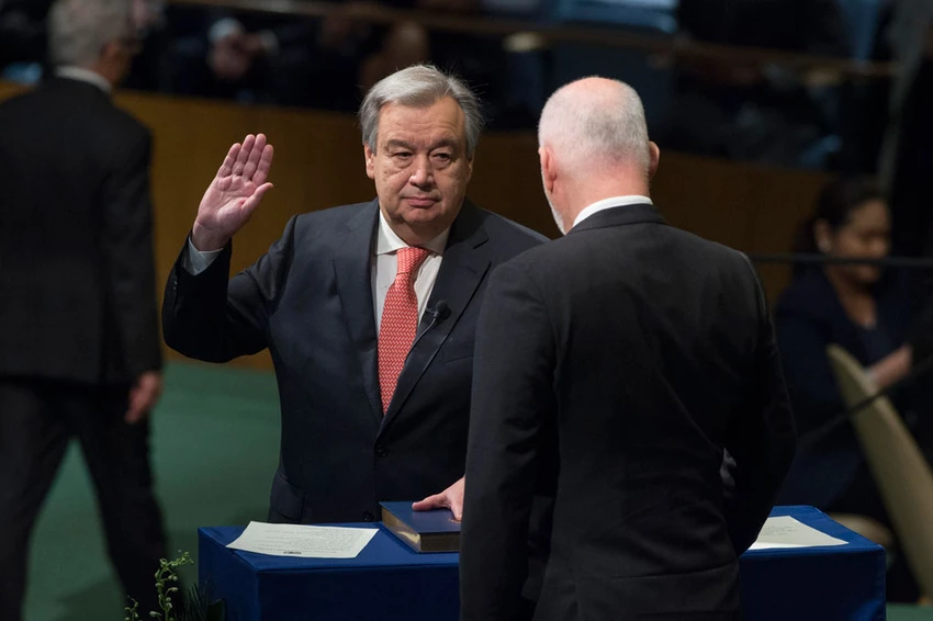 Cựu Thủ tướng Bồ Đào Nha nhậm chức Tổng Thư ký LHQ ảnh 1 Ông António Guterres tuyên thệ nhậm chức Tổng Thư ký LHQ ngày 12-12. Ảnh: UN