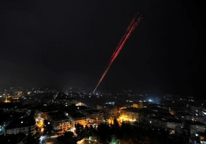 Quân chính phủ bắn pháo sáng mừng chiến thắng tại đông Aleppo ngày 12-12. Ảnh: REUTERS