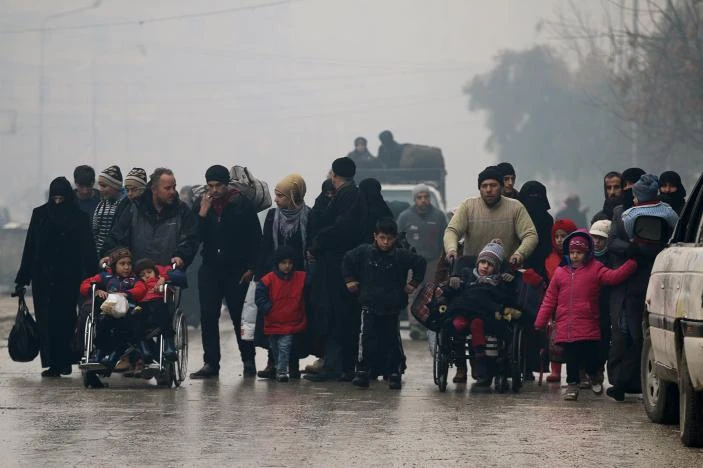Người dân tại khu vực phe nổi dậy kiểm soát ở đông Aleppo ngày 13-12. Ảnh: REUTERS