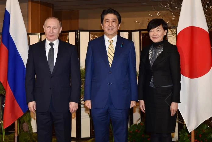Tổng thống Putin (trái), Thủ tướng Abe và vợ tại TP Nagato, tỉnh Yamaguchi (Nhật) ngày 15-12. Ảnh: REUTERS 