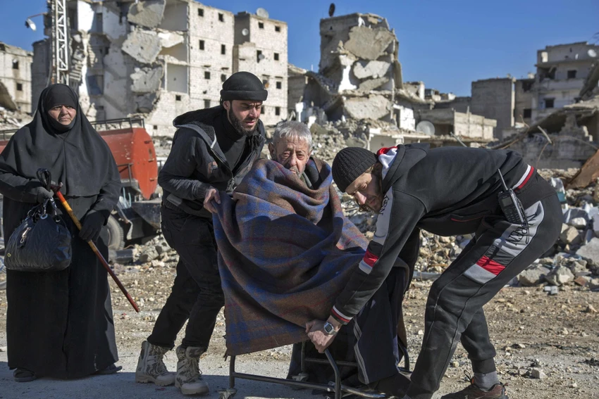 Người lớn tuổi được giúp đỡ đi sơ tán khỏi Aleppo ngày 15-12. Ảnh: AFP