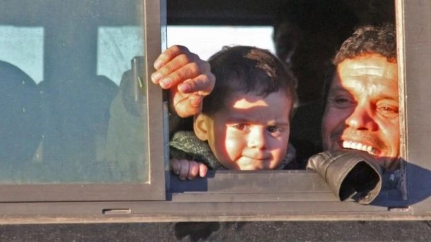 Xe buýt chở dân và phe nổi dậy rời khỏi đông Aleppo ảnh 4 Người dân trên xe buýt đi sơ tán khỏi Aleppo ngày 15-12. Ảnh: AFP