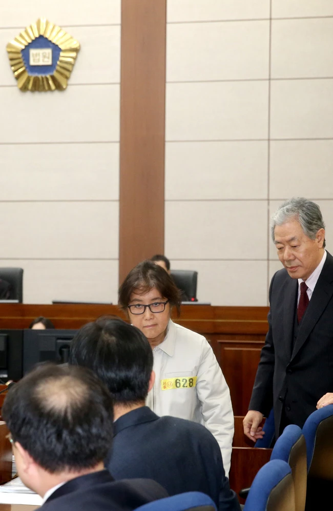Bà Choi Soon-sil cùng các luật sư tại tòa. Ảnh: KOREA TIMES