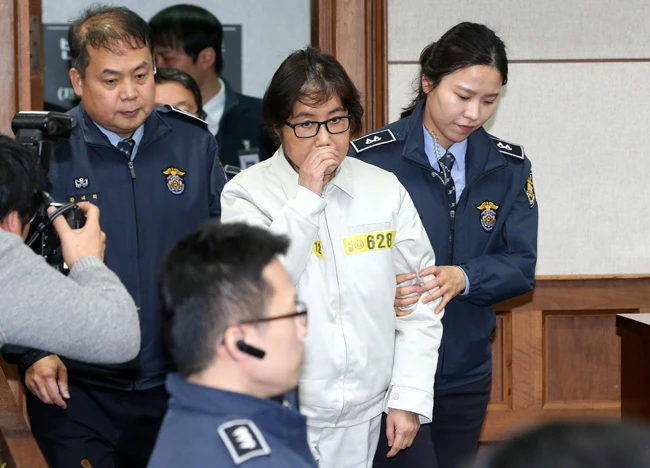 Bà Choi Soon-sil được dẫn giải đến tòa án. Ảnh: KOREA TIMES