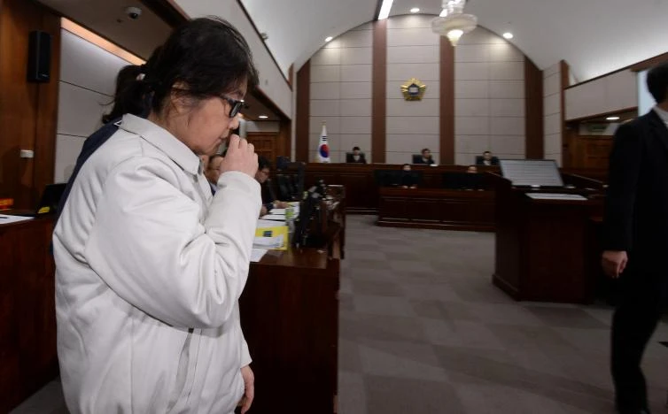 Bà Choi Soon-sil xuất hiện tại tòa trong trang phục nhà tù. Ảnh: KOREA TIMES