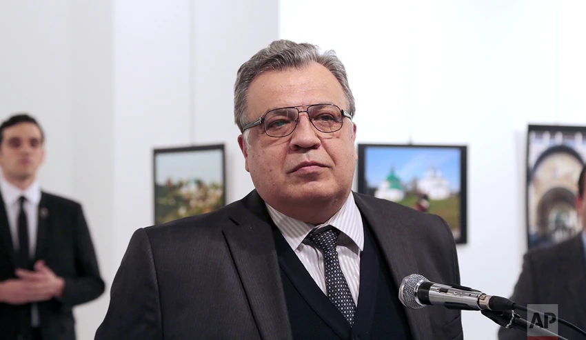 Lời kể của nhà báo tận mắt thấy Đại sứ Nga bị ám sát ảnh 3 Đại sứ Andrei Karlov phát biểu tại phòng triển lãm ảnh trước khi bị bắn chết. Kẻ ám sát Mevlut Mert Altintas đứng ngay sau lưng đại sứ (bên trái). Ảnh AP/Burhan Ozbilici
