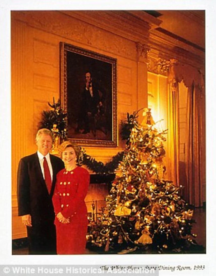 Tổng thống Bill Clinton và Đệ nhất phu nhân Hillary Clinton trong tấm thiệp Giáng sinh của Nhà Trắng năm 1993. Ảnh: DAILY MAIL