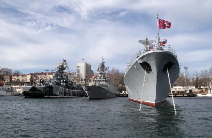 Tàu chiến Nga tại cảng Sevastopol thuộc bán đảo Crimea ngày 23-2. Ảnh: REUTERS