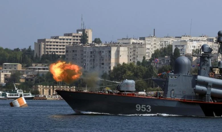 Tàu chiến Nga tại cảng Sevastopol thuộc bán đảo Crimea ngày 23-2. Ảnh: REUTERS