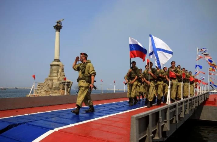 Lính thủy Nga tại cảng Sevastopol thuộc bán đảo Crimea ngày 31-7. Ảnh: REUTERS