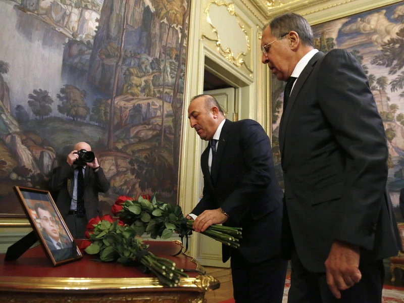Ngoại trưởng Nga Sergey Lavrov (phải) và Ngoại trưởng Thổ Nhĩ Kỳ Mevlut Cavusoglu tại buổi tưởng niệm đại sứ Andrei Karlov ở Moscow (Nga) ngày 20-12. Ảnh: AP