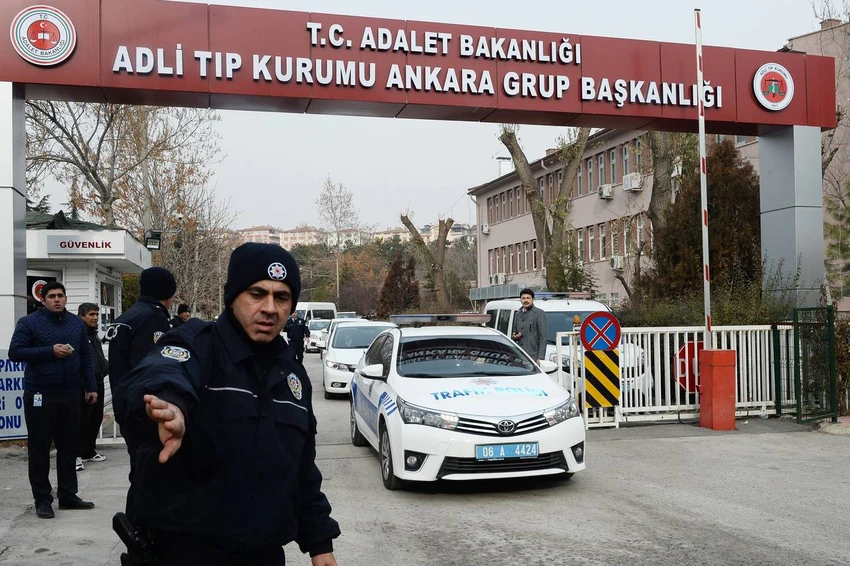 Phái đoàn Nga rời trung tâm khám nghiệm tử thi ở Ankara (Thổ Nhĩ Kỳ) ngày 20-12 sau khi khám nghiệm thi thể đại sứ Nga Andrei Karlov. Ảnh: GETTY IMAGES