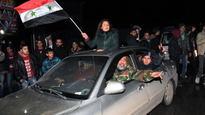 Ăn mừng chính phủ kiểm soát Aleppo tối 22-12. 