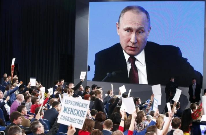 Tổng thống Putin lắng nghe các nhà báo tại cuộc họp báo cuối cùng của năm 2016 ngày 23-12 ở Moscow (Nga). Ảnh: REUTERS 