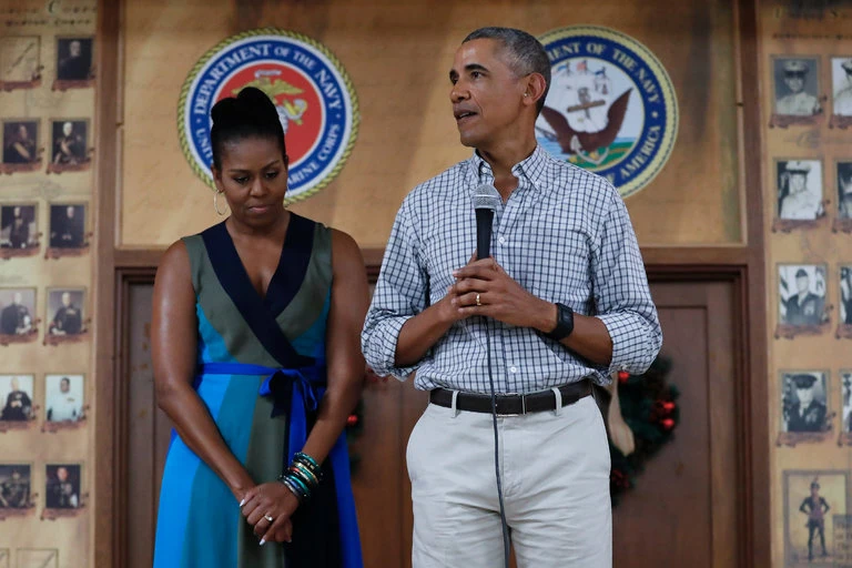 Ông Obama: Nếu tranh cử lần 3, tôi sẽ thắng ông Trump! ảnh 2 Vợ chồngTổng thống Obama trong buổi gặp gỡ quân nhân tại căn cứ hải quân Hawaiii ngày 25-12. Ảnh: AP
