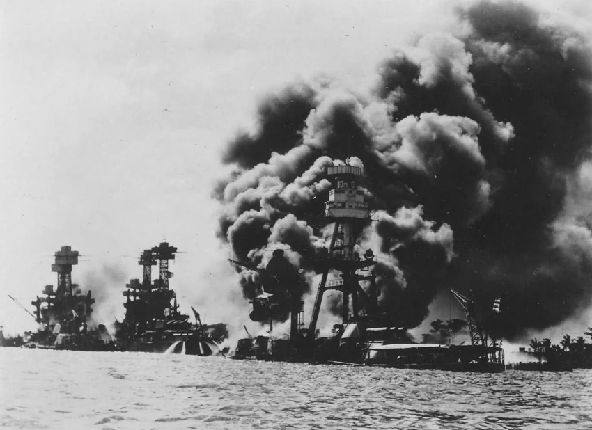Từ trái sang: Tàu USS Tennessee, USS West Virginia, USS Arizona trong trận Trân Châu Cảng. Ảnh: WORLDWAR PHOTOS 