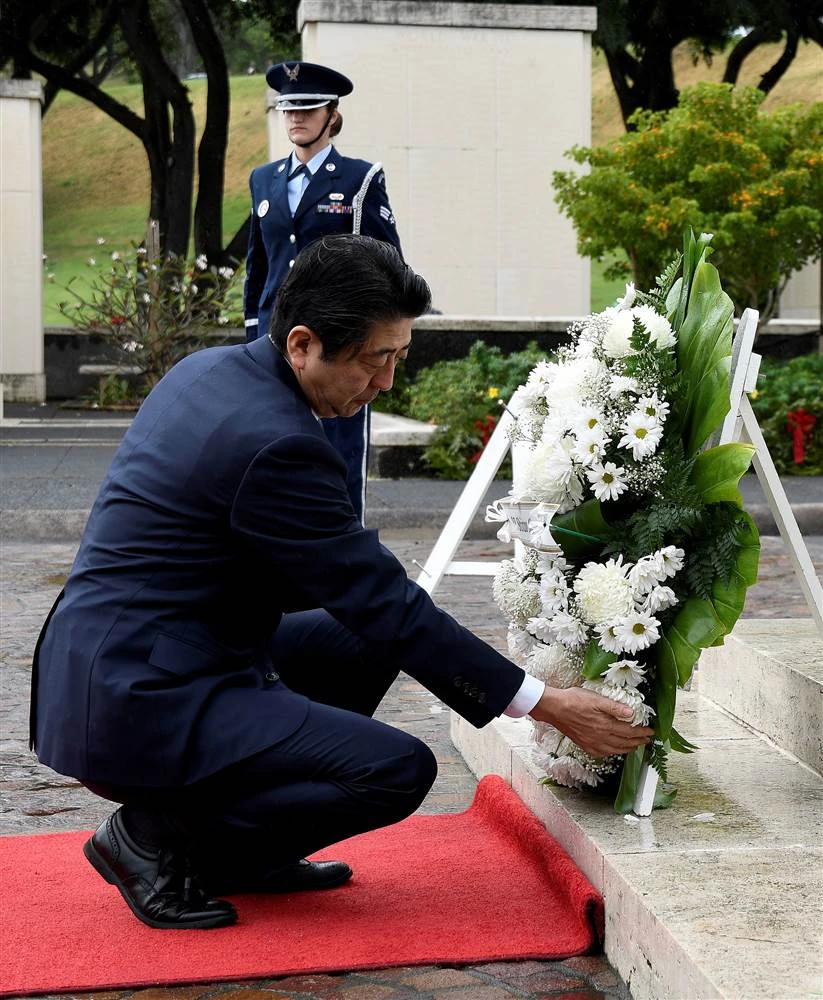 Thủ tướng Nhật Shinzo Abe đặt vòng hòa tưởng niệm tại đài tưởng niệm Arizona tại Trân Châu Cảng ở Hawaii (Mỹ) ngày 27-12. Ảnh: REUTERS