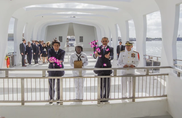 Tổng thống Mỹ Barack Obama (phải) và Thủ tướng Nhật Shinzo Abe rải hoa tưởng niệm tại Trân Châu Cảng ở Hawaii (Mỹ) ngày 27-12. Ảnh: AP