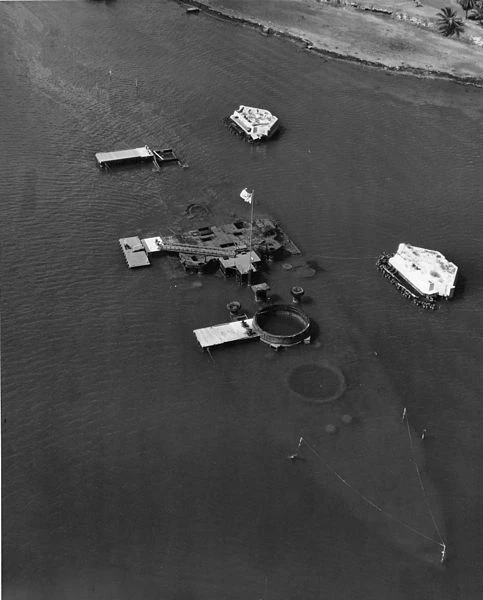 Ảnh chụp từ trên không chiếc thiết giáp hạm USS Arizona vẫn chìm dưới biển vào thập niên 1950. Ảnh: WIKIPEDIA