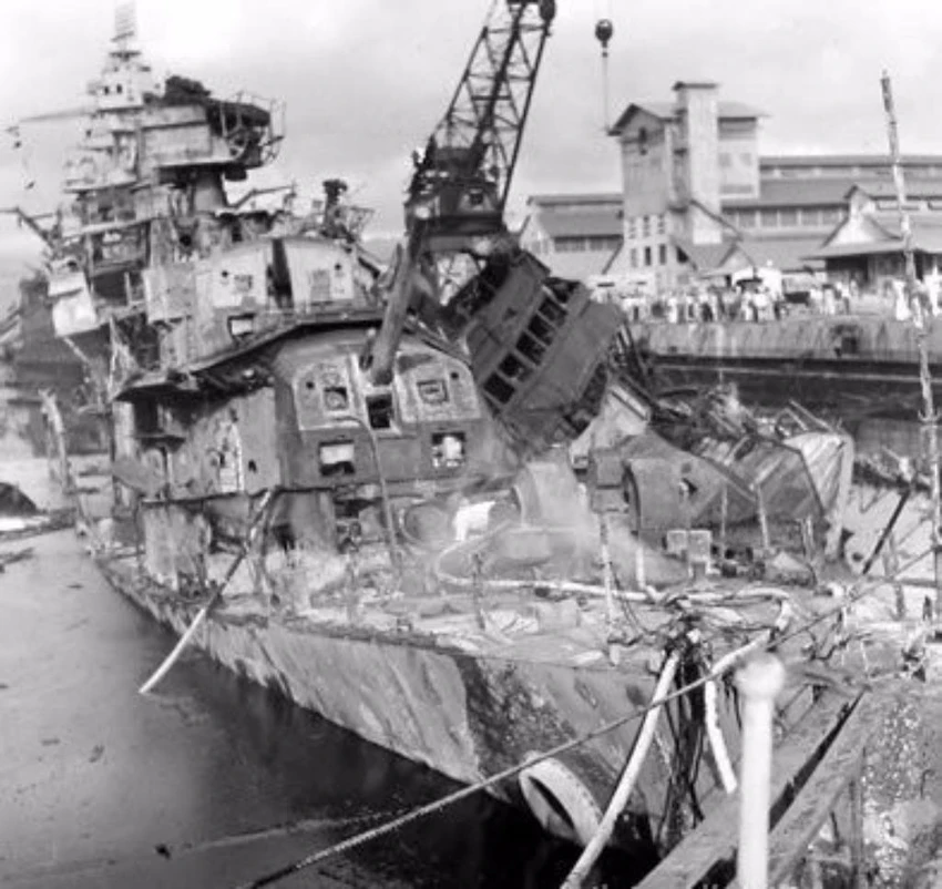 Tàu USS Cassin hư hại nặng nề sau trận Trân Châu Cảng. Ảnh: PACIFIC WARBIRDS