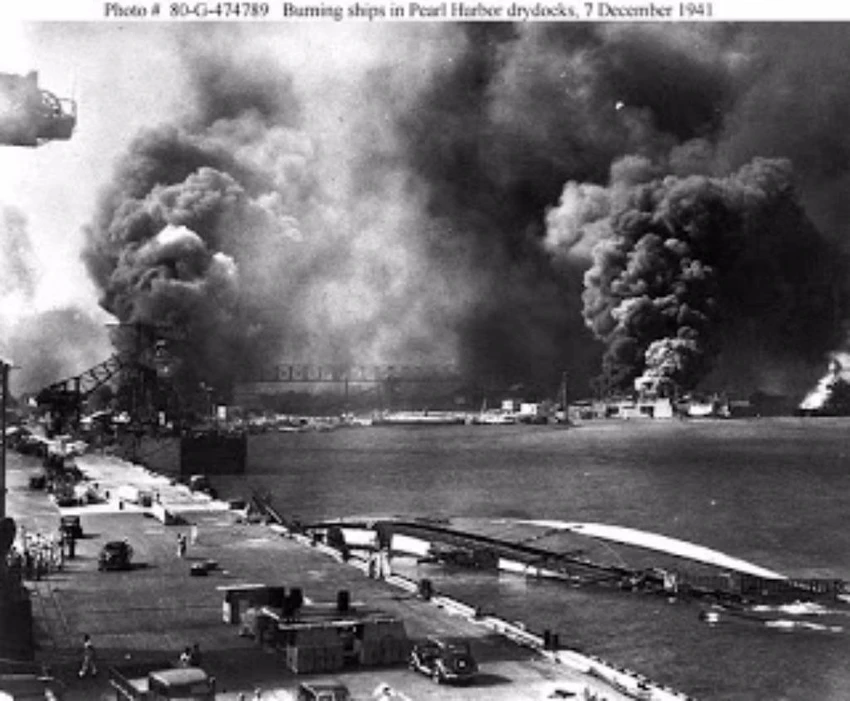 Tàu USS Helena bốc cháy bên phải. Tàu chìm ở giữa là USS Oglala. Ảnh: WIKIPEDIA