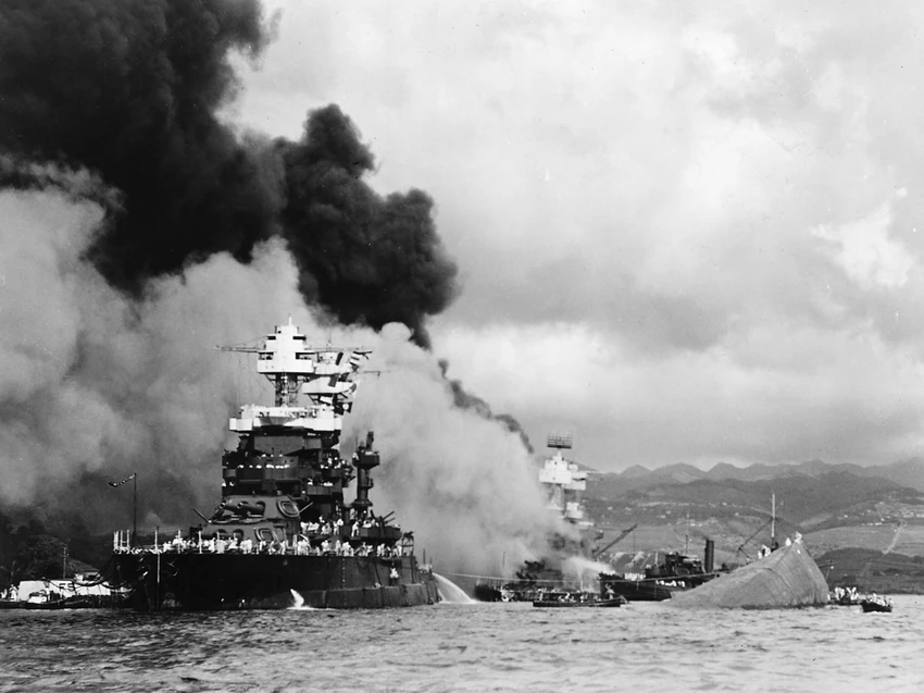 USS Maryland (trái) trong trận Trân Châu Cảng. Tàu USS Oklahoma (phải) chìm sau khi hứng ngư lôi Nhật. Ảnh: BROOSTER’BLOG
