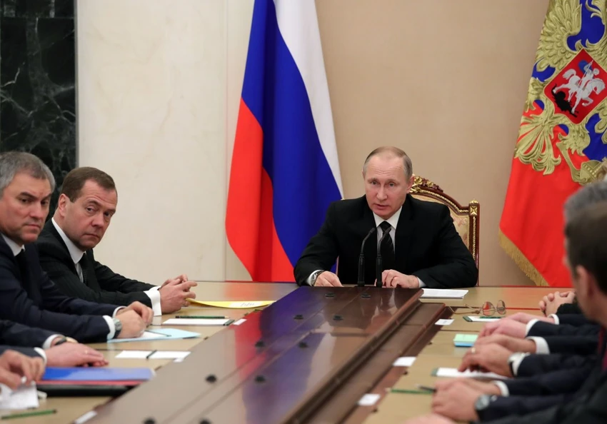 Tổng thống Nga Vladimir Putin (giữa) họp với Hội đồng An ninh Nga ngày 28-12. Ảnh: AFP 